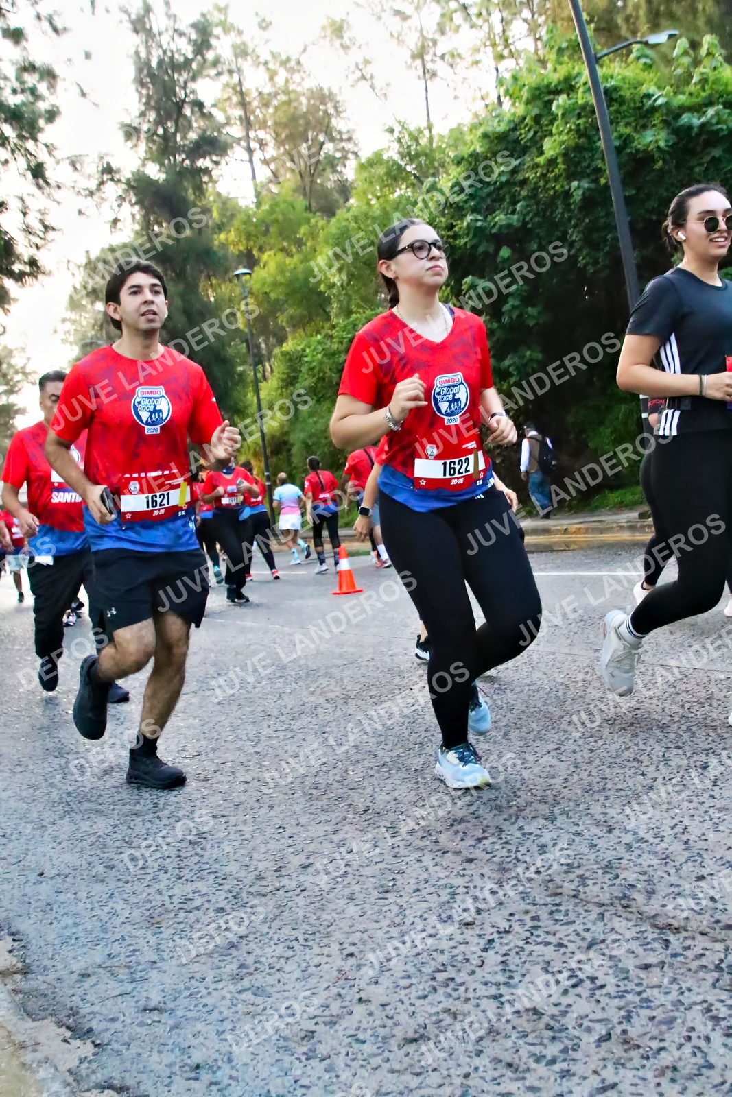 Foto de la CARRERA BIMBO GLOBAL RACE GUADALAJARA en Centro Comercial Andares, Blvd. Puerta de Hierro 4965, Zapopan a las 07:04 · dorsal 1622, 1621