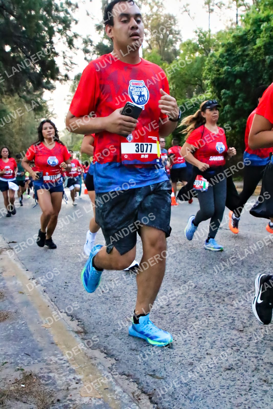 Foto de la CARRERA BIMBO GLOBAL RACE GUADALAJARA en Centro Comercial Andares, Blvd. Puerta de Hierro 4965, Zapopan a las 06:55 · dorsal 3077, 2357, 2322