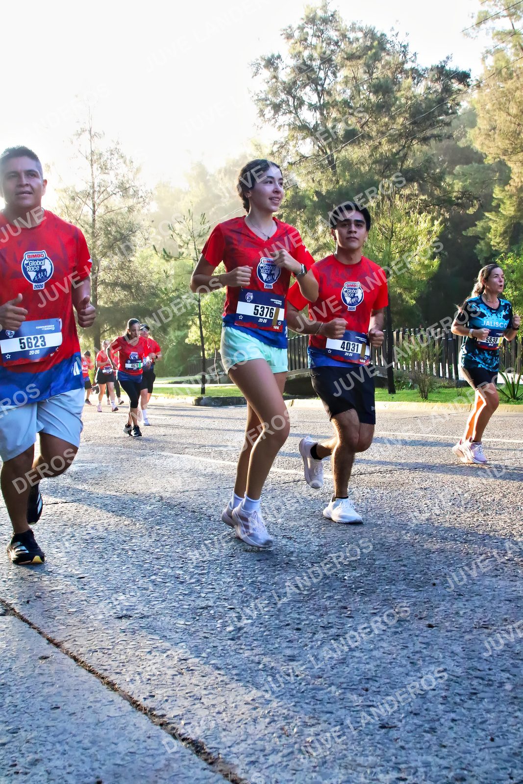 Foto de la CARRERA BIMBO GLOBAL RACE GUADALAJARA en Centro Comercial Andares, Blvd. Puerta de Hierro 4965, Zapopan a las 07:27 · dorsal 5376, 5623, 4031, 5638