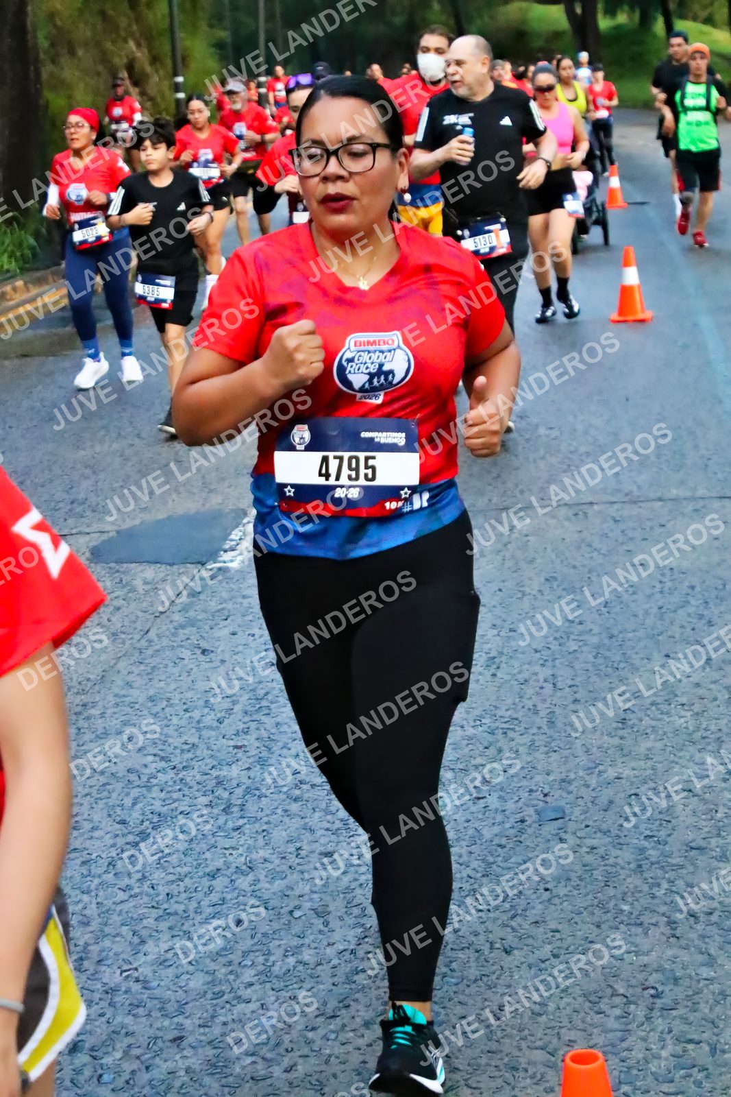 Foto de la CARRERA BIMBO GLOBAL RACE GUADALAJARA en Centro Comercial Andares, Blvd. Puerta de Hierro 4965, Zapopan a las 04:50 · dorsal 4795, 5130, 5023