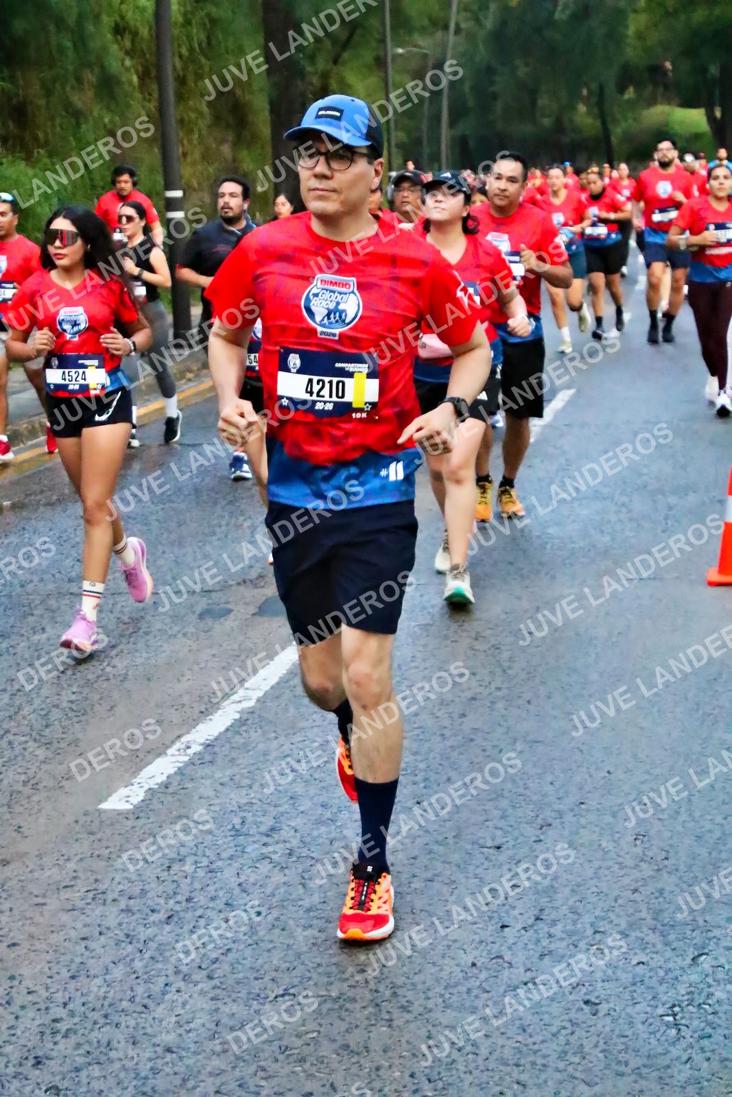 Foto de la CARRERA BIMBO GLOBAL RACE GUADALAJARA en Centro Comercial Andares, Blvd. Puerta de Hierro 4965, Zapopan a las 04:50 · dorsal 4524, 4210, 54