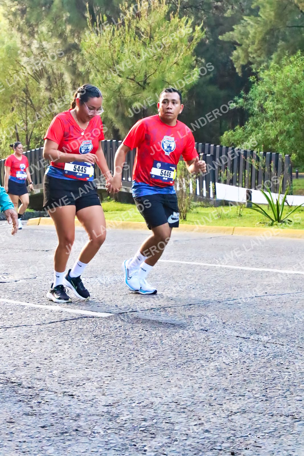 Foto de la CARRERA BIMBO GLOBAL RACE GUADALAJARA en Centro Comercial Andares, Blvd. Puerta de Hierro 4965, Zapopan a las 07:38 · dorsal 5445, 5446