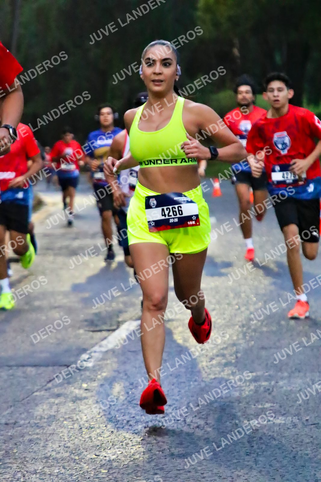 Foto de la CARRERA BIMBO GLOBAL RACE GUADALAJARA en Centro Comercial Andares, Blvd. Puerta de Hierro 4965, Zapopan a las 06:38 · dorsal 4266, 4275