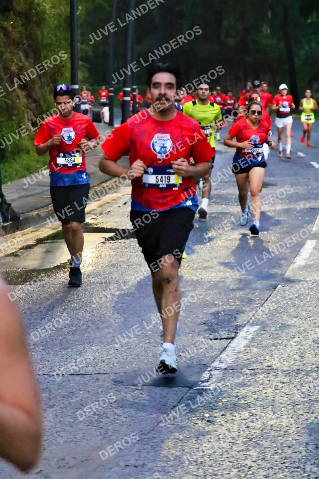 Foto de la CARRERA BIMBO GLOBAL RACE GUADALAJARA en Centro Comercial Andares, Blvd. Puerta de Hierro 4965, Zapopan a las 06:38 · dorsal 5419, 4864, 5583