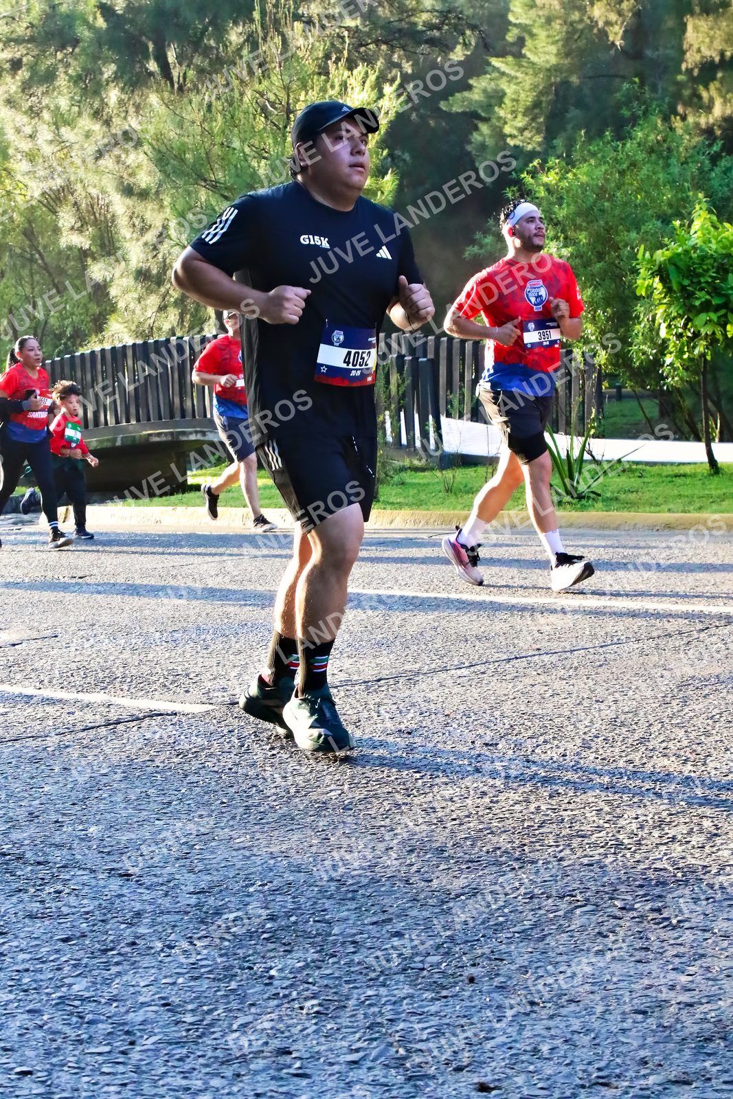 Foto de la CARRERA BIMBO GLOBAL RACE GUADALAJARA en Centro Comercial Andares, Blvd. Puerta de Hierro 4965, Zapopan a las 07:28 · dorsal 4052, 3951