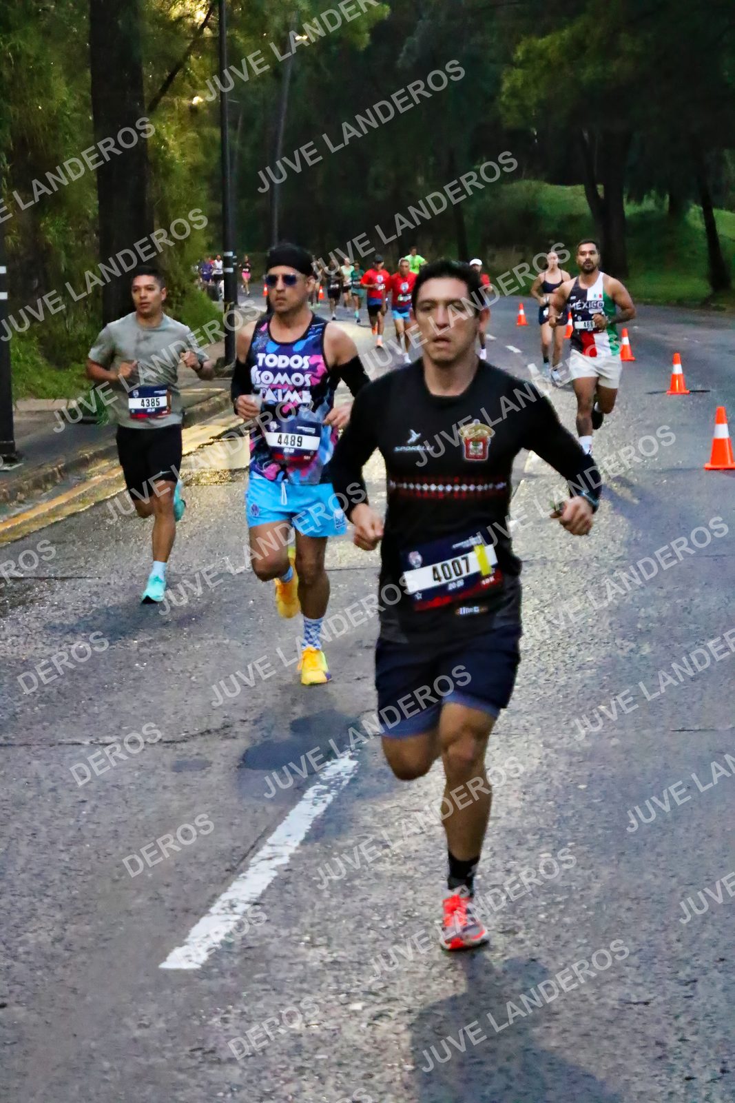 Foto de la CARRERA BIMBO GLOBAL RACE GUADALAJARA en Centro Comercial Andares, Blvd. Puerta de Hierro 4965, Zapopan a las 06:36 · dorsal 4007, 4489, 4385