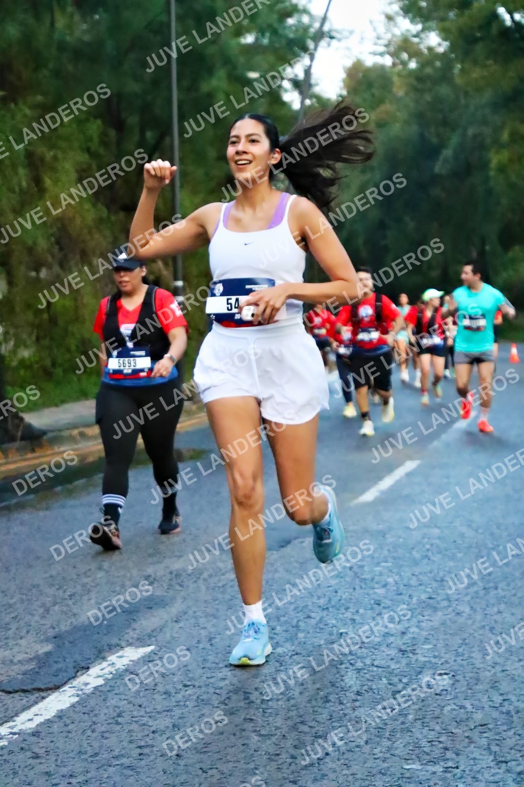 Foto de la CARRERA BIMBO GLOBAL RACE GUADALAJARA en Centro Comercial Andares, Blvd. Puerta de Hierro 4965, Zapopan a las 04:53 · dorsal 5693, 54