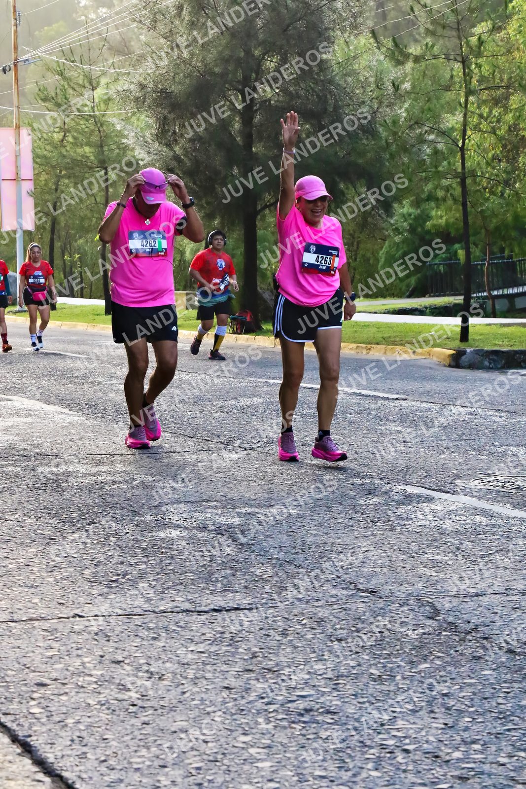Foto de la CARRERA BIMBO GLOBAL RACE GUADALAJARA en Centro Comercial Andares, Blvd. Puerta de Hierro 4965, Zapopan a las 07:40 · dorsal 4262, 4263
