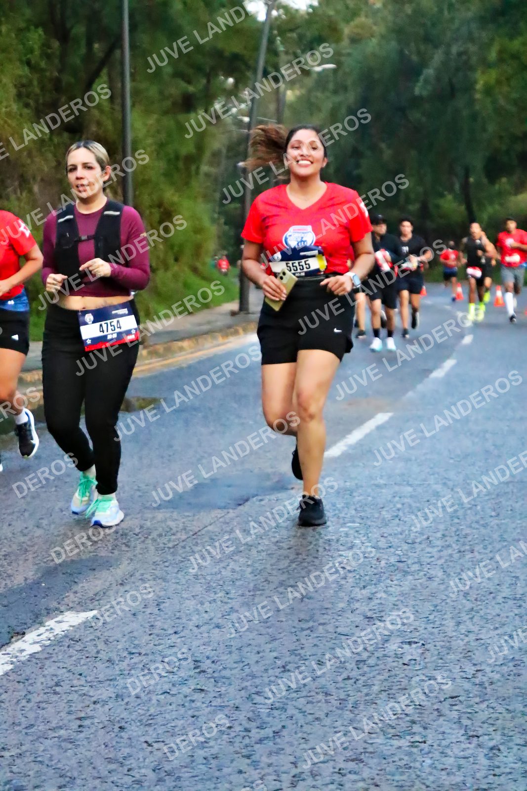 Foto de la CARRERA BIMBO GLOBAL RACE GUADALAJARA en Centro Comercial Andares, Blvd. Puerta de Hierro 4965, Zapopan a las 04:53 · dorsal 4754, 5555