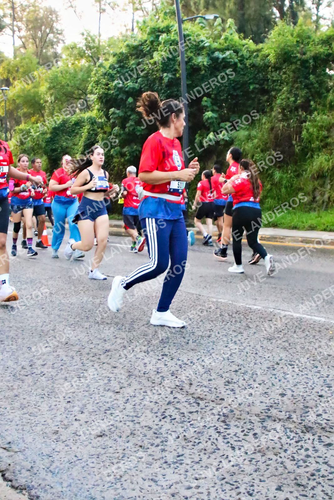Foto de la CARRERA BIMBO GLOBAL RACE GUADALAJARA en Centro Comercial Andares, Blvd. Puerta de Hierro 4965, Zapopan a las 06:59 · dorsal 533