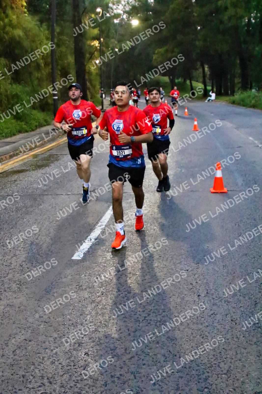 Foto de la CARRERA BIMBO GLOBAL RACE GUADALAJARA en Centro Comercial Andares, Blvd. Puerta de Hierro 4965, Zapopan a las 06:37 · dorsal 3921, 5056, 66