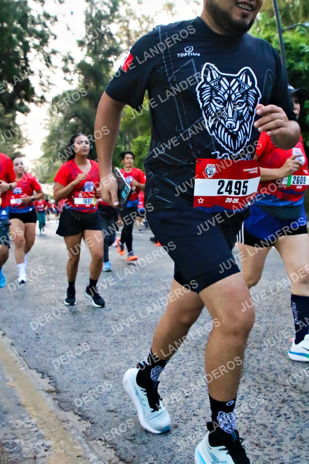 Foto de la CARRERA BIMBO GLOBAL RACE GUADALAJARA en Centro Comercial Andares, Blvd. Puerta de Hierro 4965, Zapopan a las 06:55 · dorsal 2495, 1692, 2609