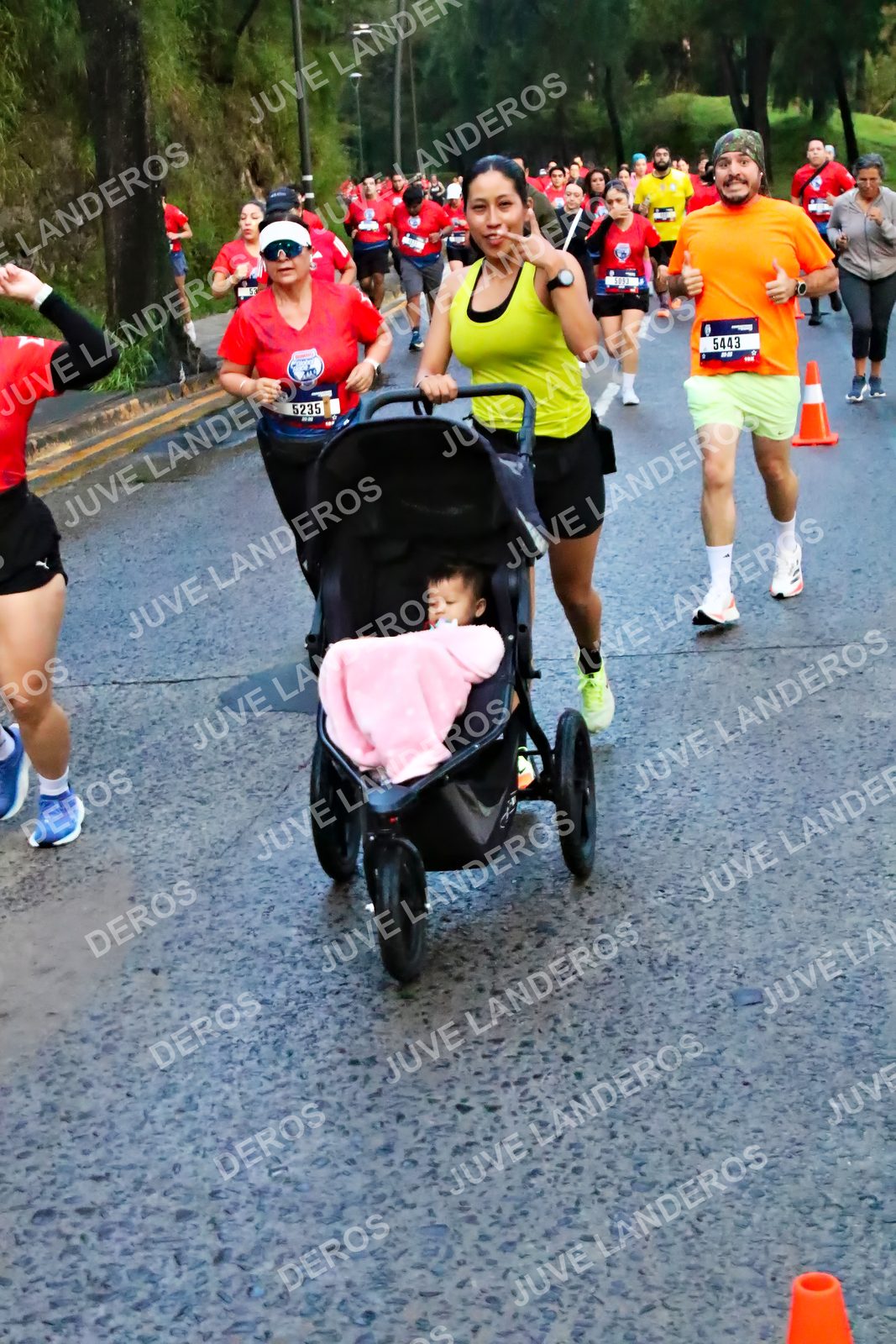 Foto de la CARRERA BIMBO GLOBAL RACE GUADALAJARA en Centro Comercial Andares, Blvd. Puerta de Hierro 4965, Zapopan a las 04:50 · dorsal 5235, 5443