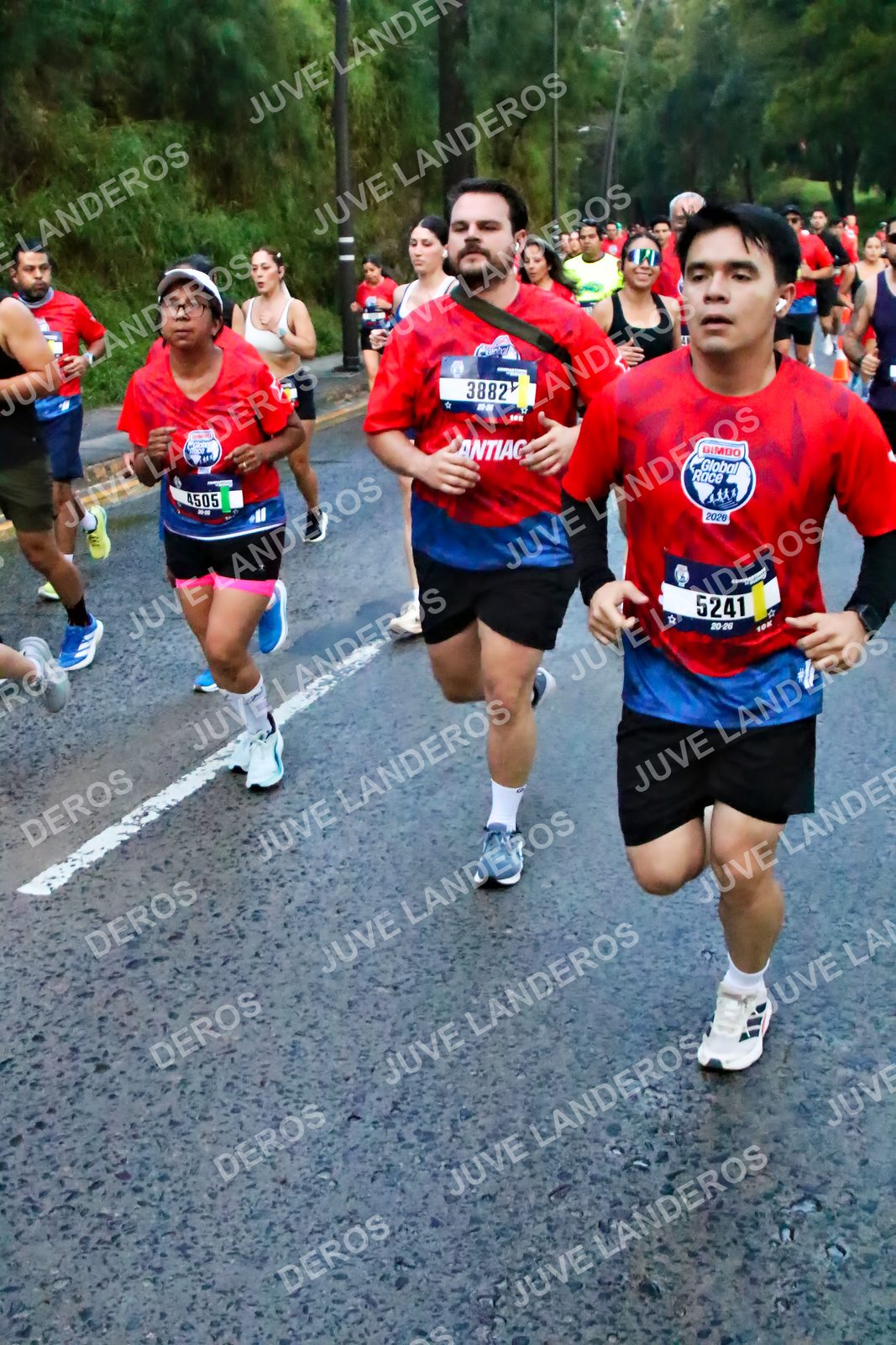 Foto de la CARRERA BIMBO GLOBAL RACE GUADALAJARA en Centro Comercial Andares, Blvd. Puerta de Hierro 4965, Zapopan a las 04:48 · dorsal 5241, 4505, 3882