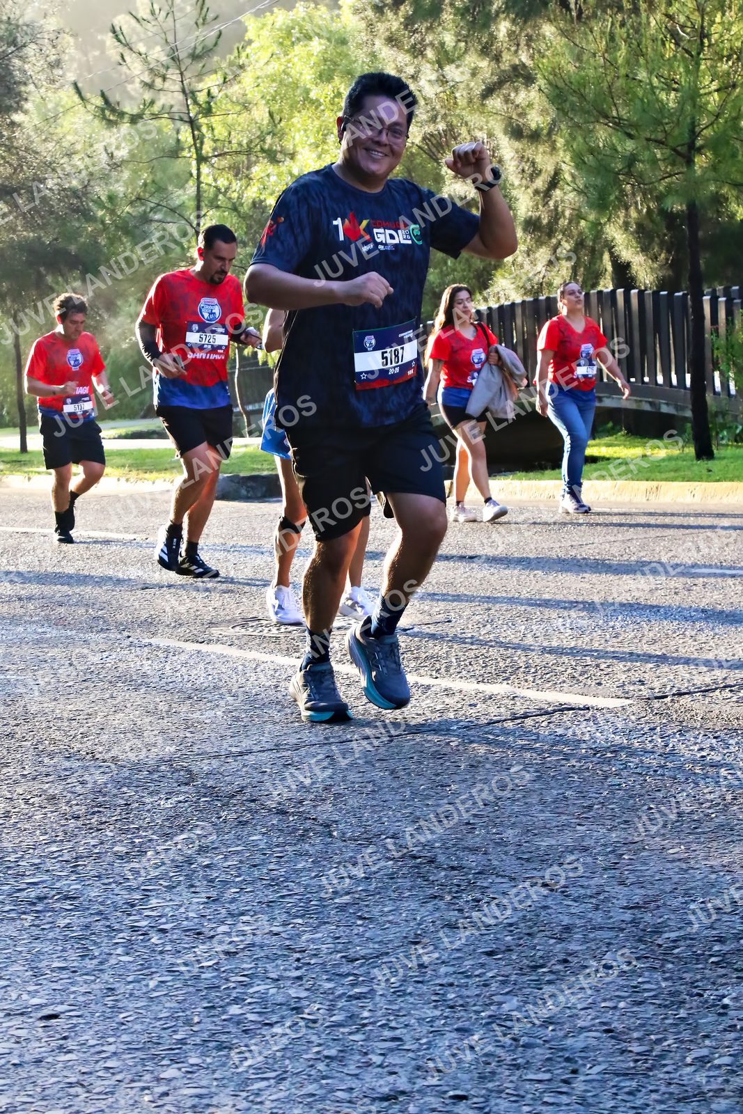 Foto de la CARRERA BIMBO GLOBAL RACE GUADALAJARA en Centro Comercial Andares, Blvd. Puerta de Hierro 4965, Zapopan a las 07:28 · dorsal 5725, 5187, 513