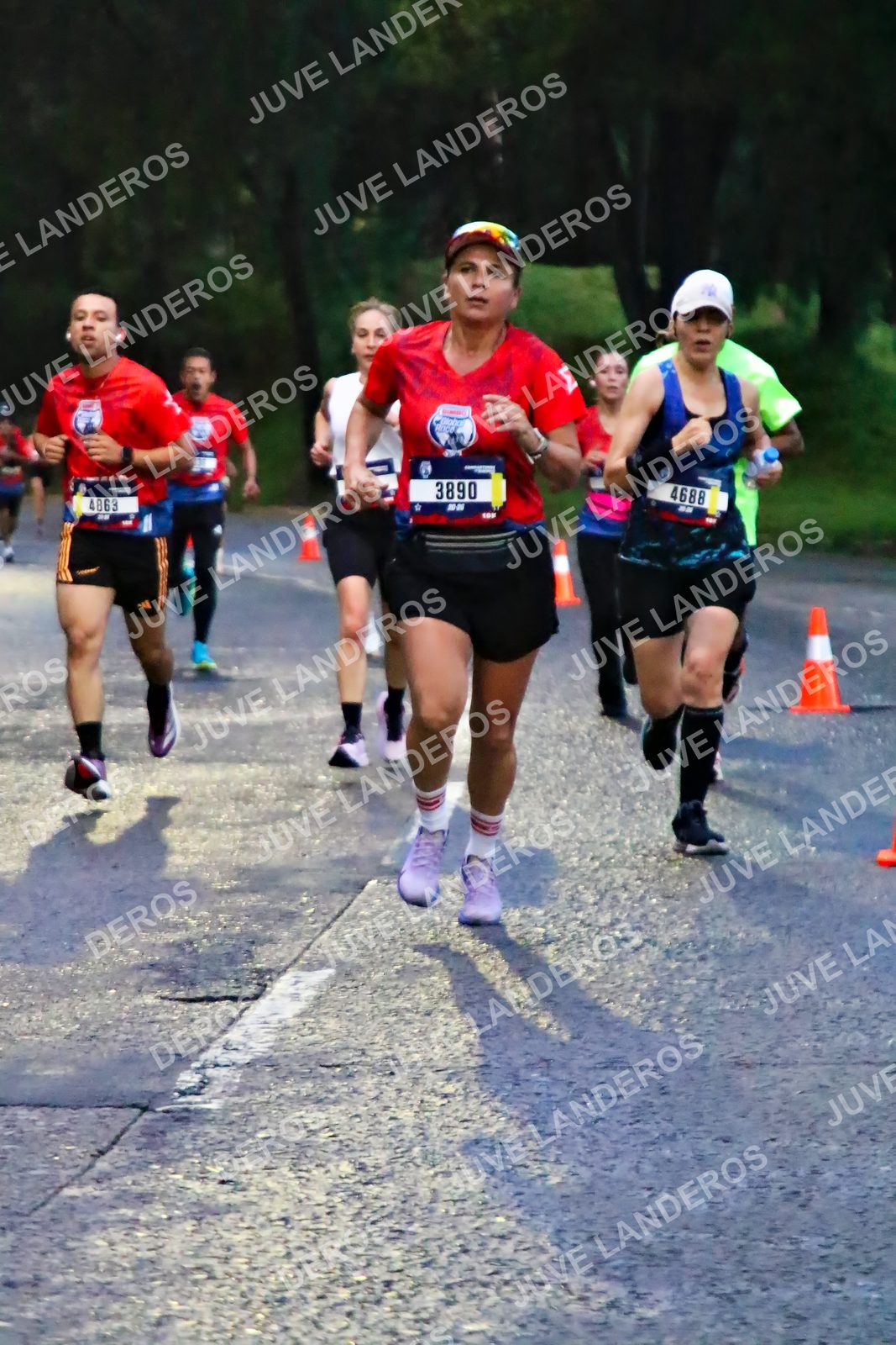 Foto de la CARRERA BIMBO GLOBAL RACE GUADALAJARA en Centro Comercial Andares, Blvd. Puerta de Hierro 4965, Zapopan a las 06:37 · dorsal 3890, 4863, 4688
