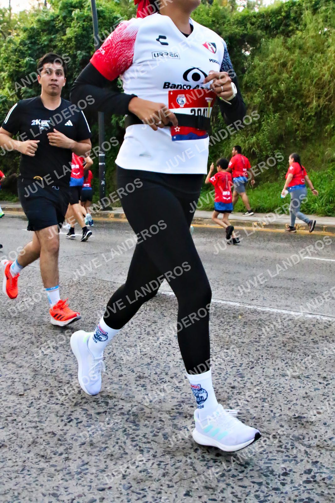Foto de la CARRERA BIMBO GLOBAL RACE GUADALAJARA en Centro Comercial Andares, Blvd. Puerta de Hierro 4965, Zapopan a las 06:56 · dorsal 26
