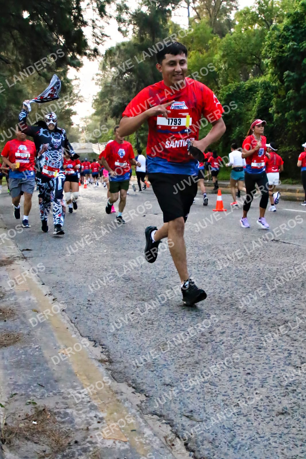 Foto de la CARRERA BIMBO GLOBAL RACE GUADALAJARA en Centro Comercial Andares, Blvd. Puerta de Hierro 4965, Zapopan a las 06:55 · dorsal 1793, 1815, 2132