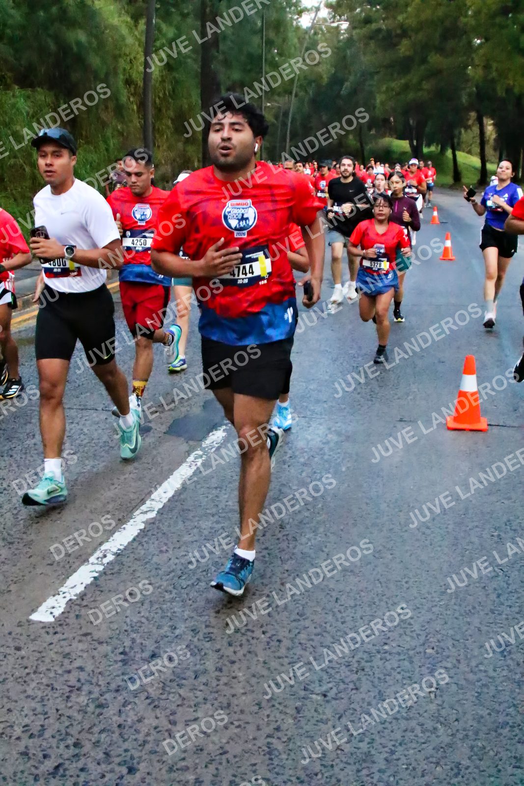 Foto de la CARRERA BIMBO GLOBAL RACE GUADALAJARA en Centro Comercial Andares, Blvd. Puerta de Hierro 4965, Zapopan a las 06:41 · dorsal 4250, 5328, 4744, 4800
