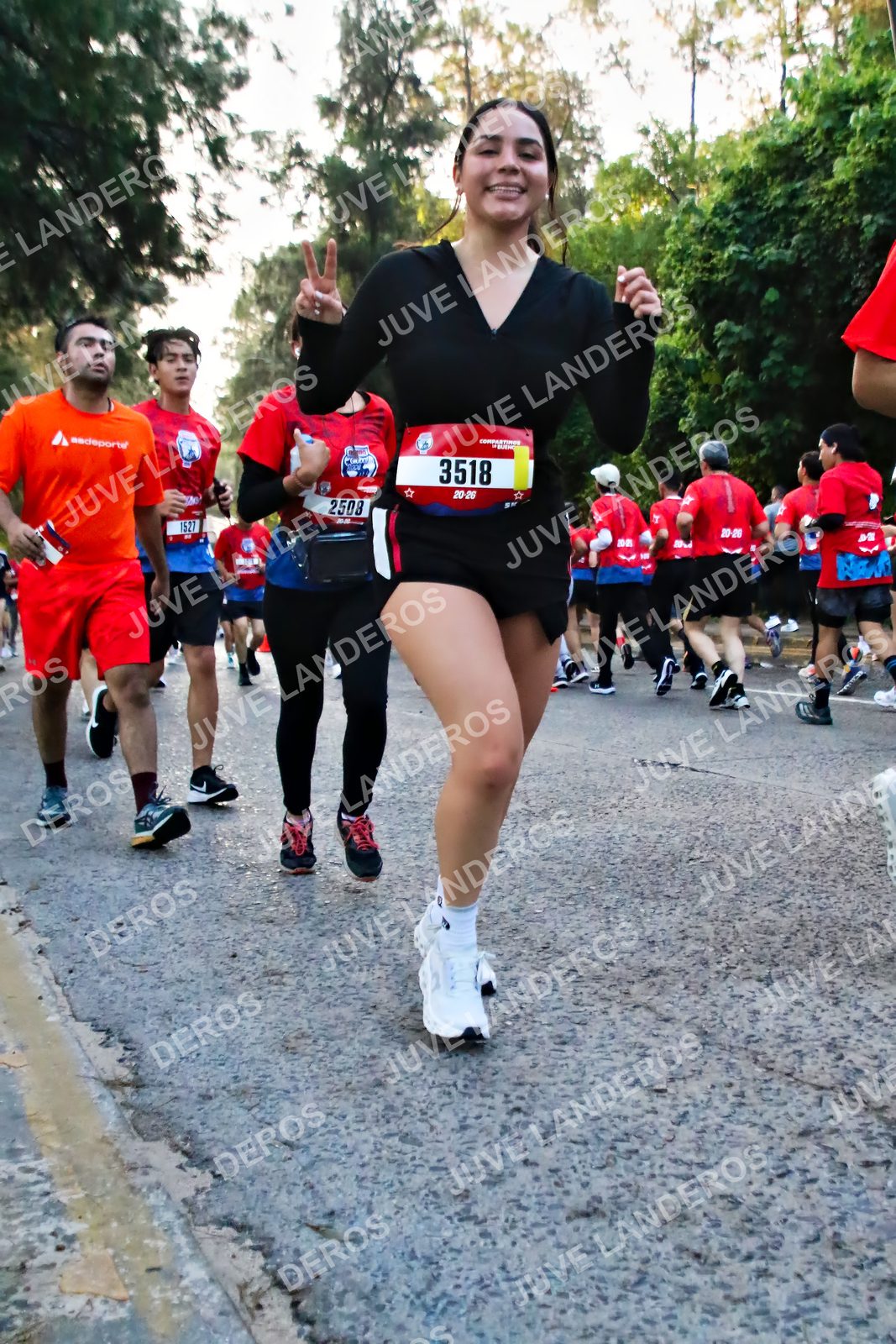 Foto de la CARRERA BIMBO GLOBAL RACE GUADALAJARA en Centro Comercial Andares, Blvd. Puerta de Hierro 4965, Zapopan a las 06:57 · dorsal 3518, 2508, 1527