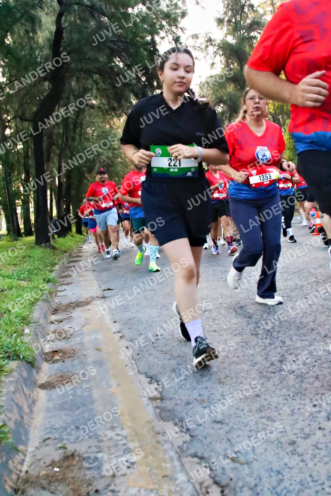 Foto de la CARRERA BIMBO GLOBAL RACE GUADALAJARA en Centro Comercial Andares, Blvd. Puerta de Hierro 4965, Zapopan a las 06:58 · dorsal 1353, 221, 2419
