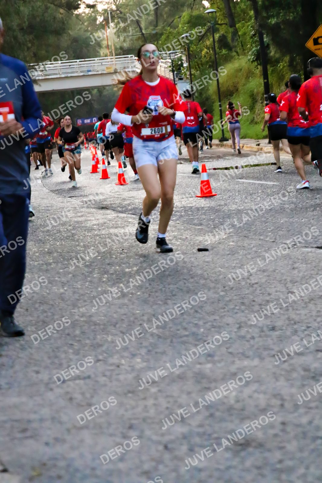 Foto de la CARRERA BIMBO GLOBAL RACE GUADALAJARA en Centro Comercial Andares, Blvd. Puerta de Hierro 4965, Zapopan a las 04:59 · dorsal 2600
