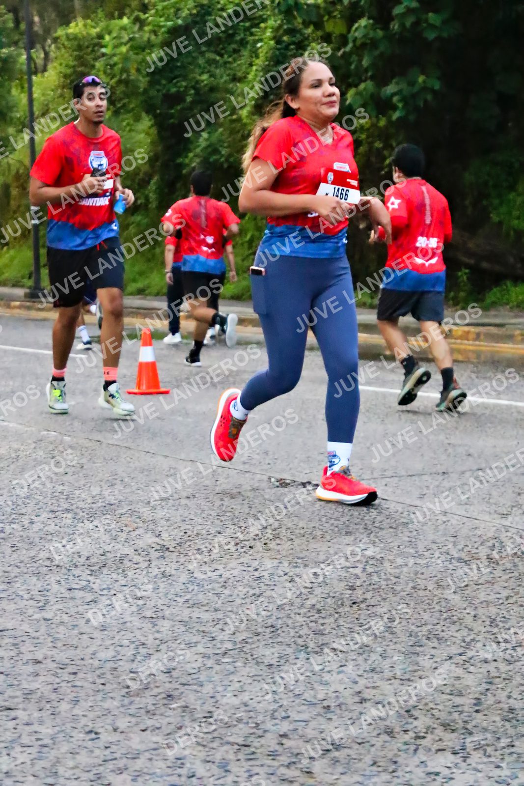 Foto de la CARRERA BIMBO GLOBAL RACE GUADALAJARA en Centro Comercial Andares, Blvd. Puerta de Hierro 4965, Zapopan a las 04:58 · dorsal 1466
