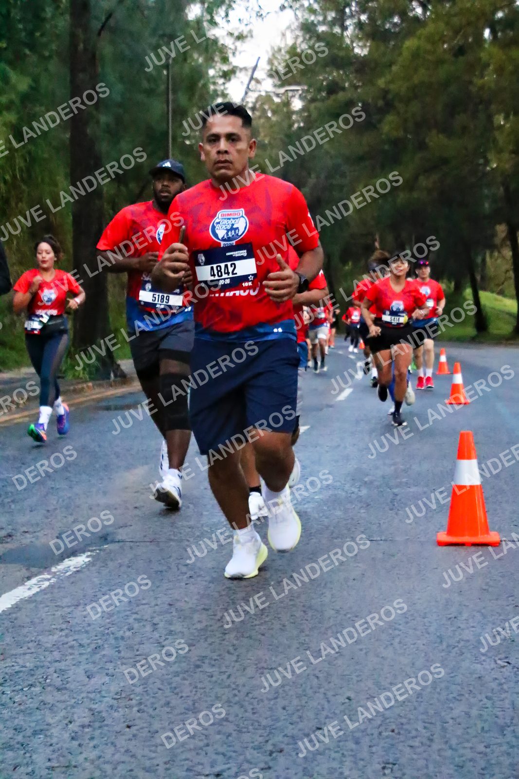 Foto de la CARRERA BIMBO GLOBAL RACE GUADALAJARA en Centro Comercial Andares, Blvd. Puerta de Hierro 4965, Zapopan a las 06:39 · dorsal 4842, 5189, 5414