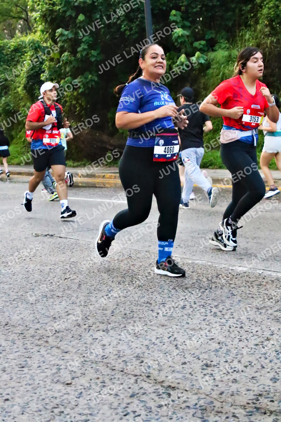 Foto de la CARRERA BIMBO GLOBAL RACE GUADALAJARA en Centro Comercial Andares, Blvd. Puerta de Hierro 4965, Zapopan a las 06:55 · dorsal 3195, 3153, 4060