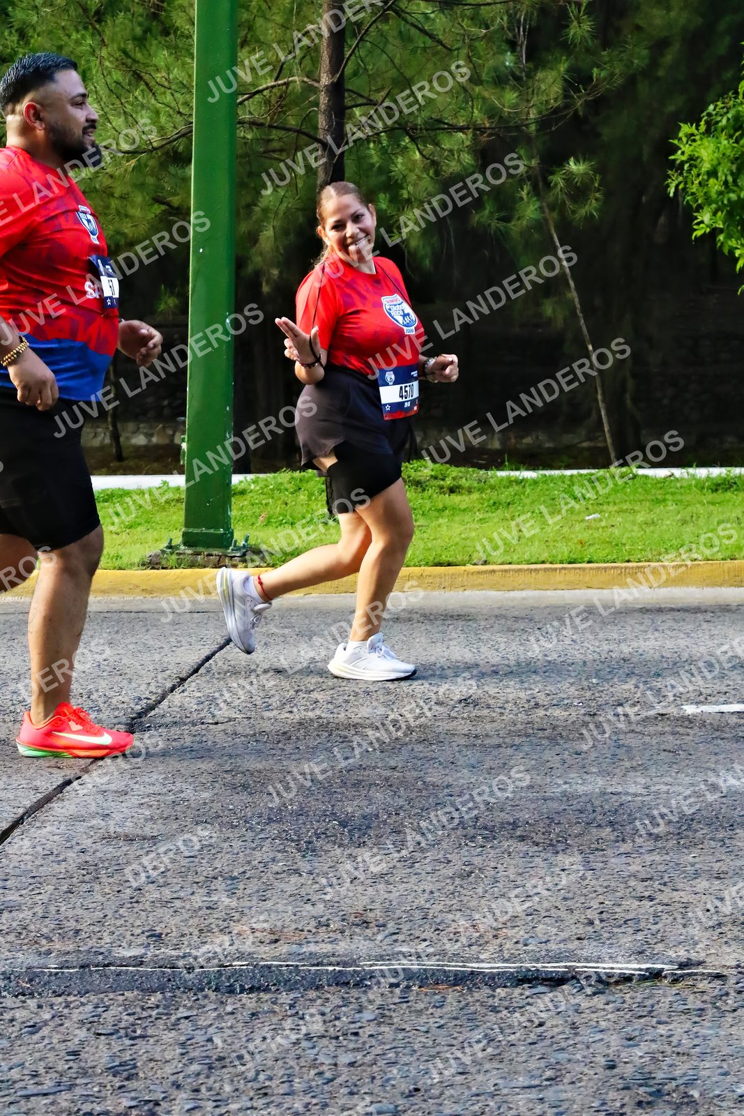 Foto de la CARRERA BIMBO GLOBAL RACE GUADALAJARA en Centro Comercial Andares, Blvd. Puerta de Hierro 4965, Zapopan a las 07:43 · dorsal 4570