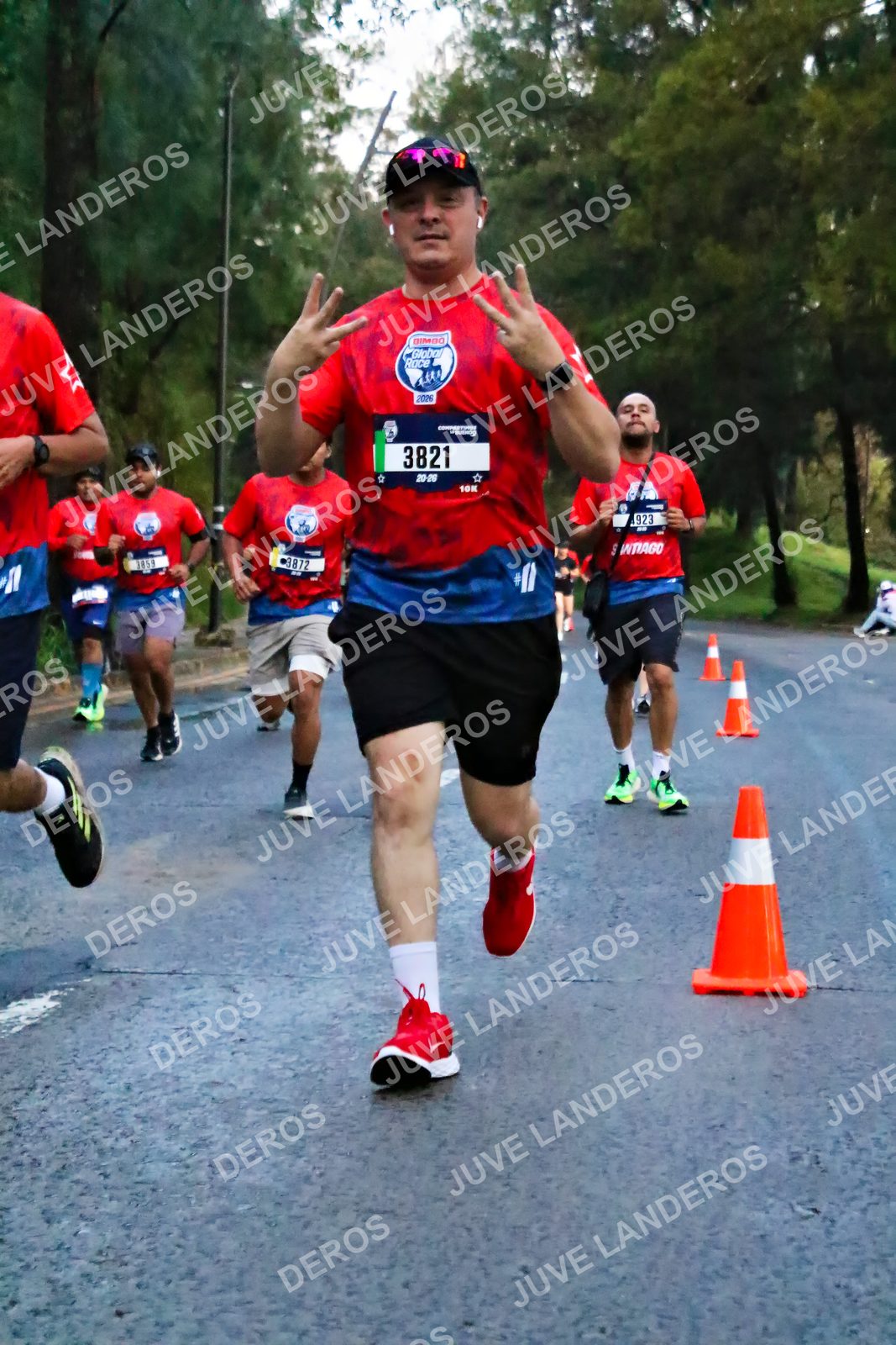 Foto de la CARRERA BIMBO GLOBAL RACE GUADALAJARA en Centro Comercial Andares, Blvd. Puerta de Hierro 4965, Zapopan a las 06:39 · dorsal 3821, 3872, 923, 185