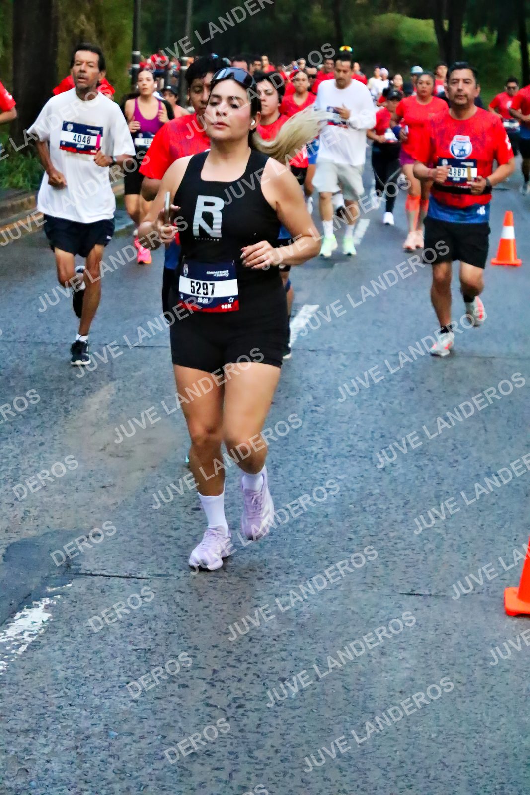 Foto de la CARRERA BIMBO GLOBAL RACE GUADALAJARA en Centro Comercial Andares, Blvd. Puerta de Hierro 4965, Zapopan a las 06:41 · dorsal 5297, 4048, 4987