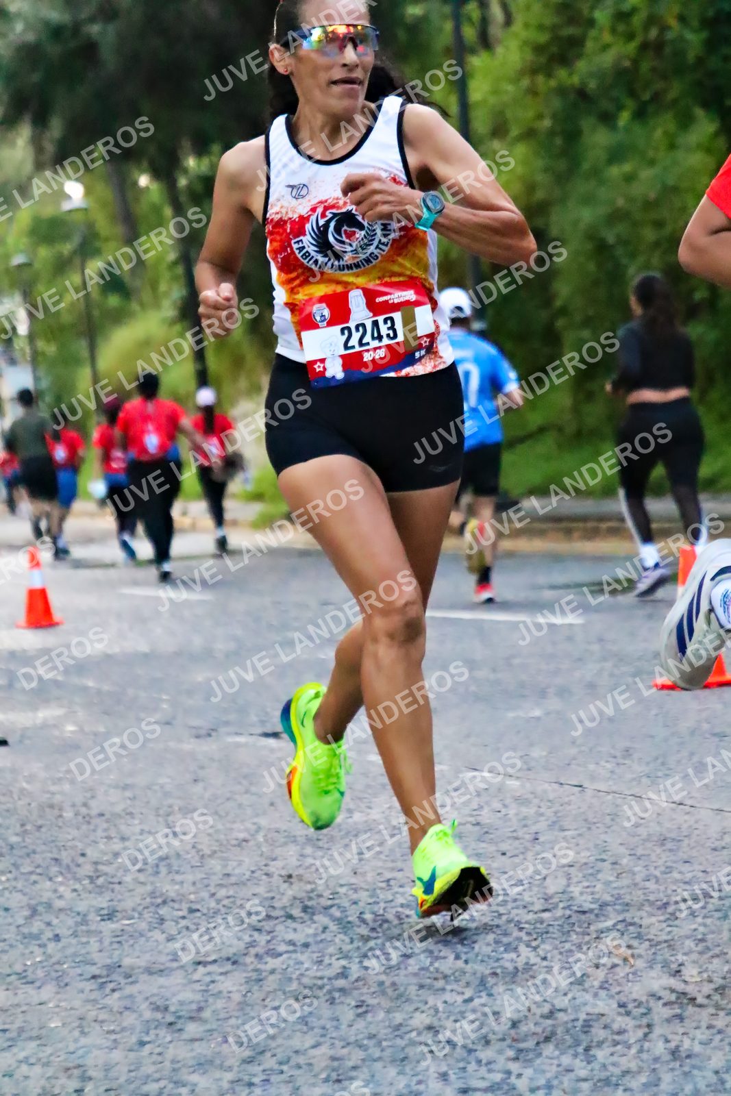 Foto de la CARRERA BIMBO GLOBAL RACE GUADALAJARA en Centro Comercial Andares, Blvd. Puerta de Hierro 4965, Zapopan a las 04:56 · dorsal 2243