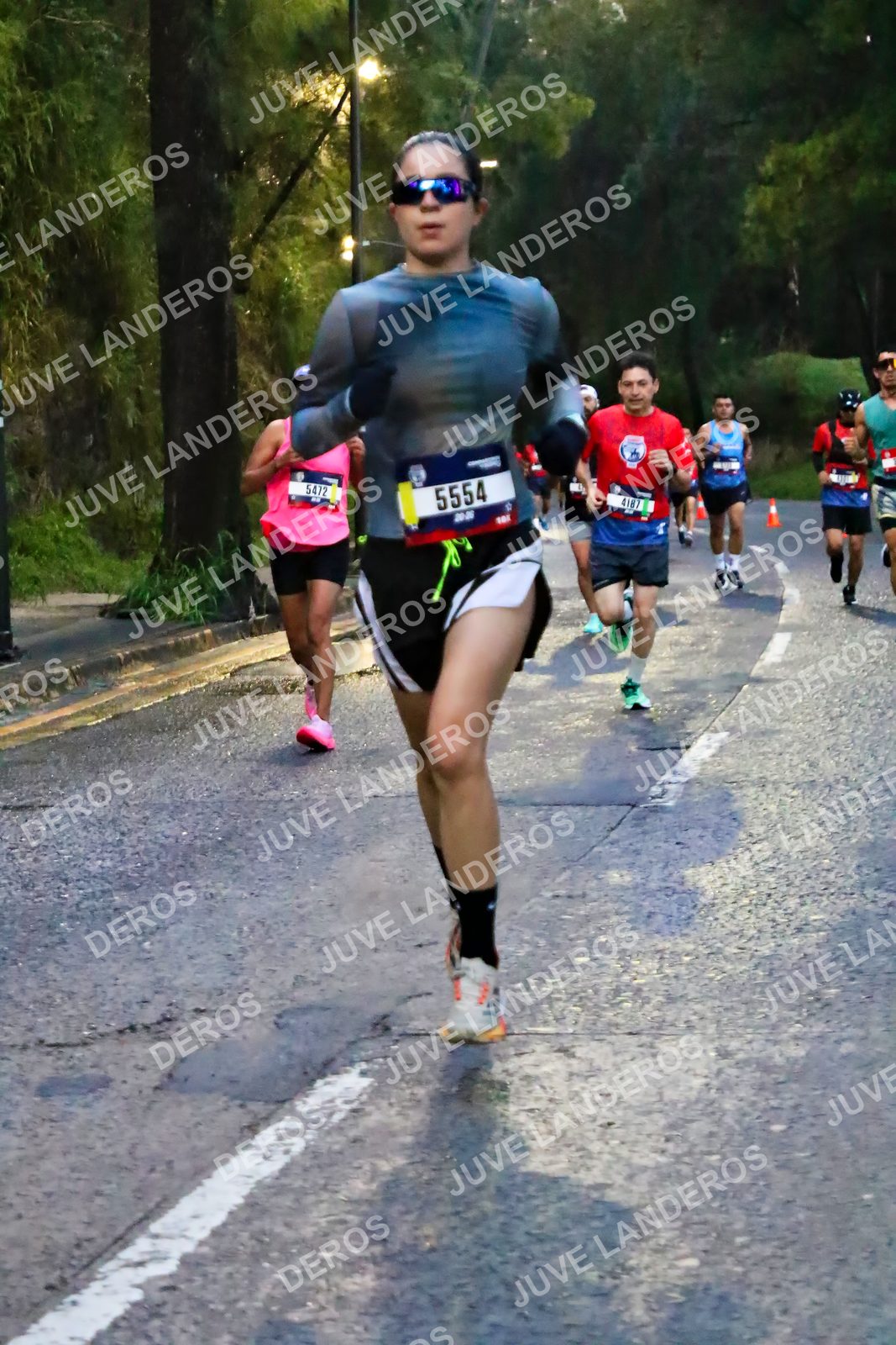 Foto de la CARRERA BIMBO GLOBAL RACE GUADALAJARA en Centro Comercial Andares, Blvd. Puerta de Hierro 4965, Zapopan a las 06:37 · dorsal 5554, 5472, 4187