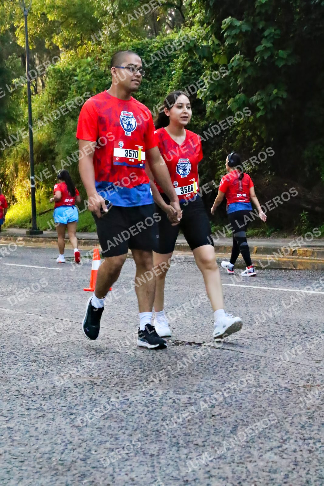 Foto de la CARRERA BIMBO GLOBAL RACE GUADALAJARA en Centro Comercial Andares, Blvd. Puerta de Hierro 4965, Zapopan a las 07:10 · dorsal 3566, 3570