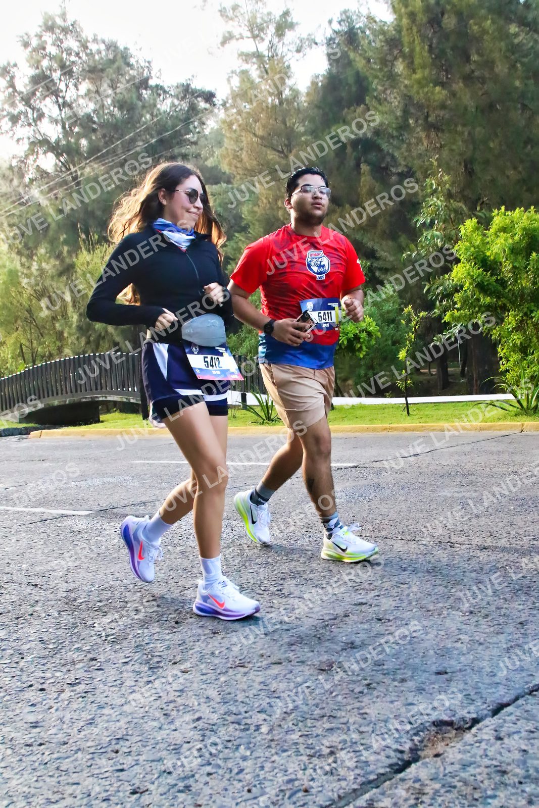 Foto de la CARRERA BIMBO GLOBAL RACE GUADALAJARA en Centro Comercial Andares, Blvd. Puerta de Hierro 4965, Zapopan a las 07:38 · dorsal 5412, 5411