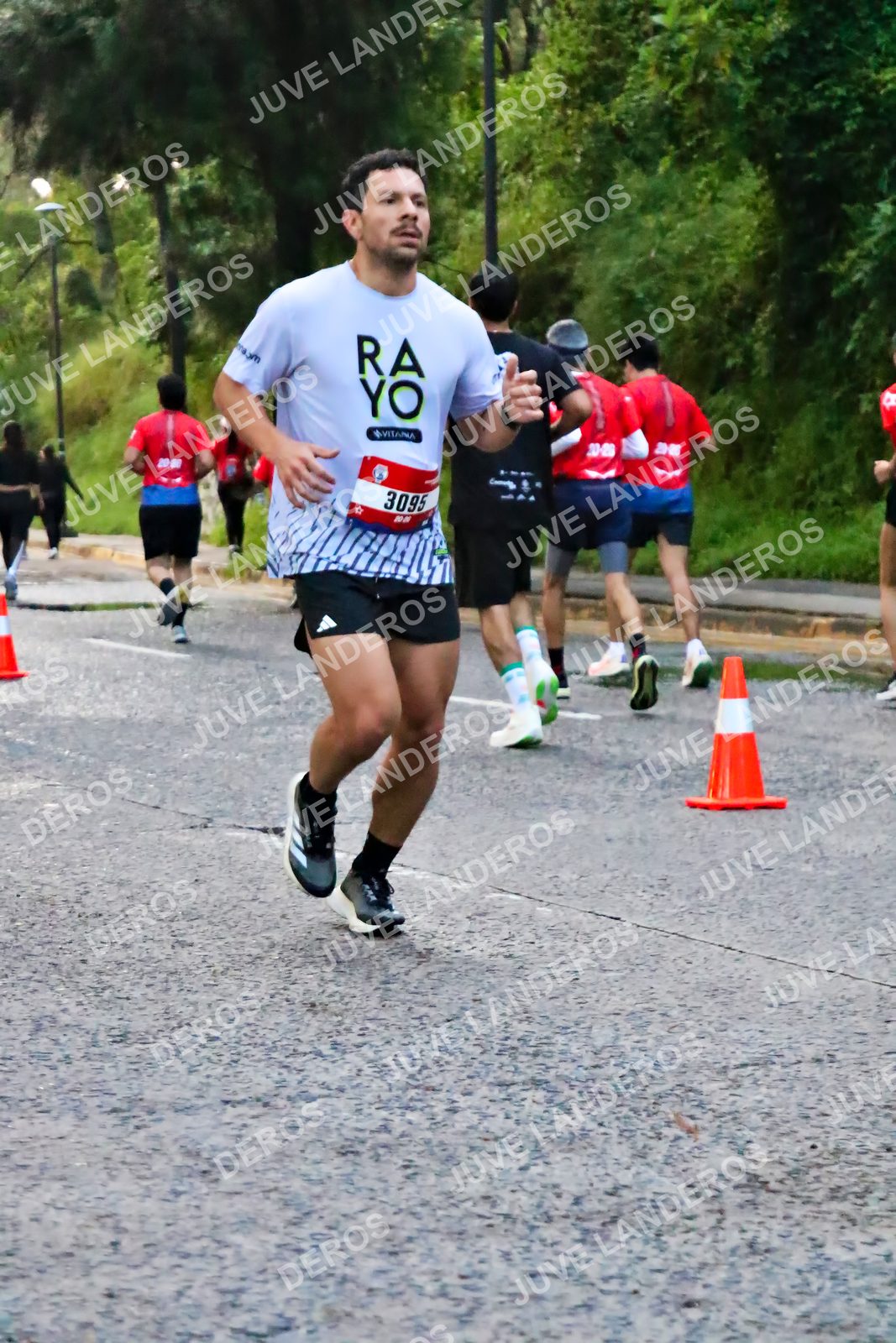 Foto de la CARRERA BIMBO GLOBAL RACE GUADALAJARA en Centro Comercial Andares, Blvd. Puerta de Hierro 4965, Zapopan a las 04:57 · dorsal 3095