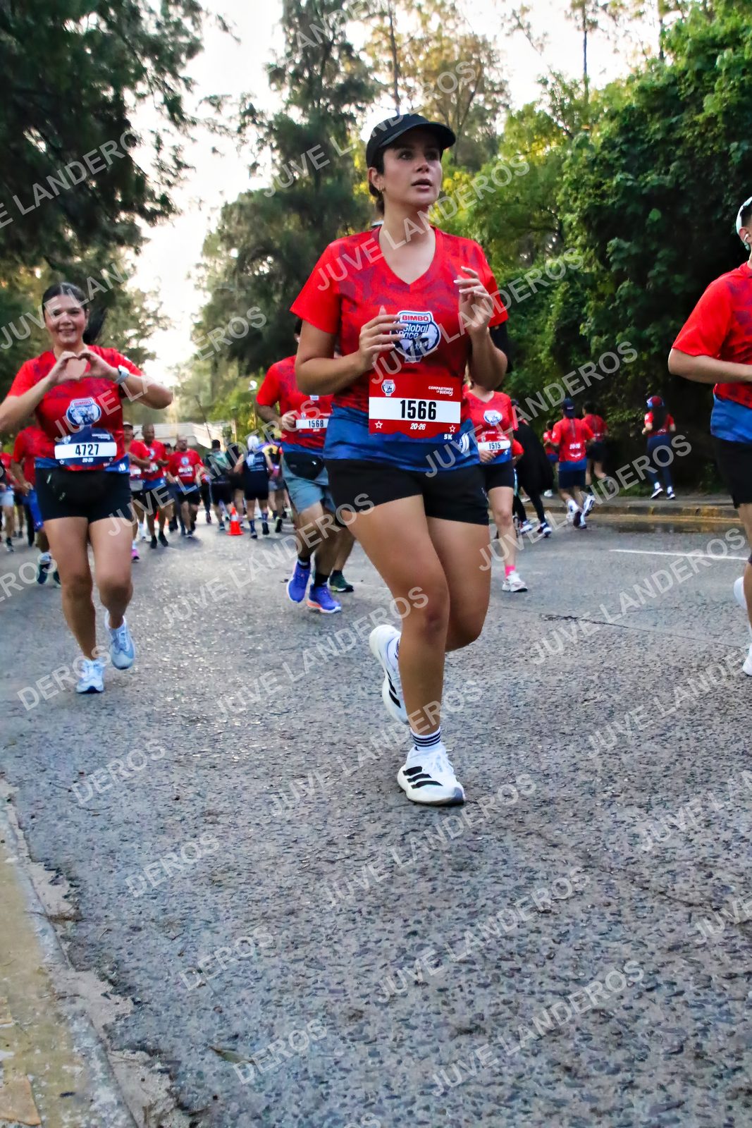 Foto de la CARRERA BIMBO GLOBAL RACE GUADALAJARA en Centro Comercial Andares, Blvd. Puerta de Hierro 4965, Zapopan a las 06:58 · dorsal 1566, 4727, 1568, 1515