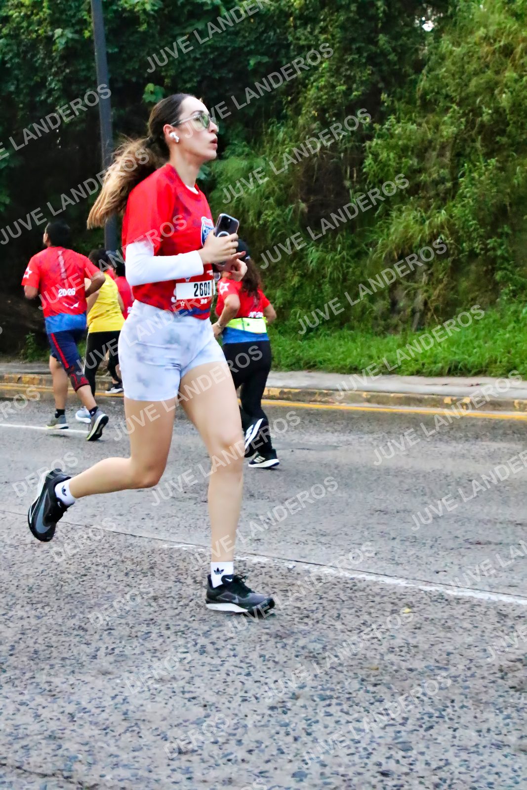 Foto de la CARRERA BIMBO GLOBAL RACE GUADALAJARA en Centro Comercial Andares, Blvd. Puerta de Hierro 4965, Zapopan a las 04:59 · dorsal 2600