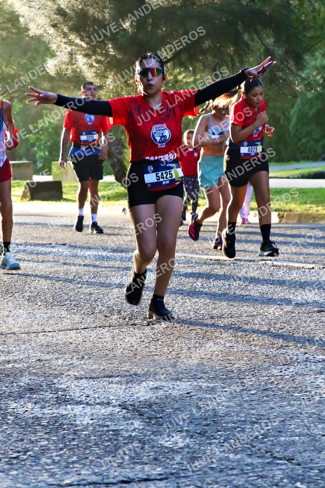 Foto de la CARRERA BIMBO GLOBAL RACE GUADALAJARA en Centro Comercial Andares, Blvd. Puerta de Hierro 4965, Zapopan a las 07:22 · dorsal 5425, 4029, 3896