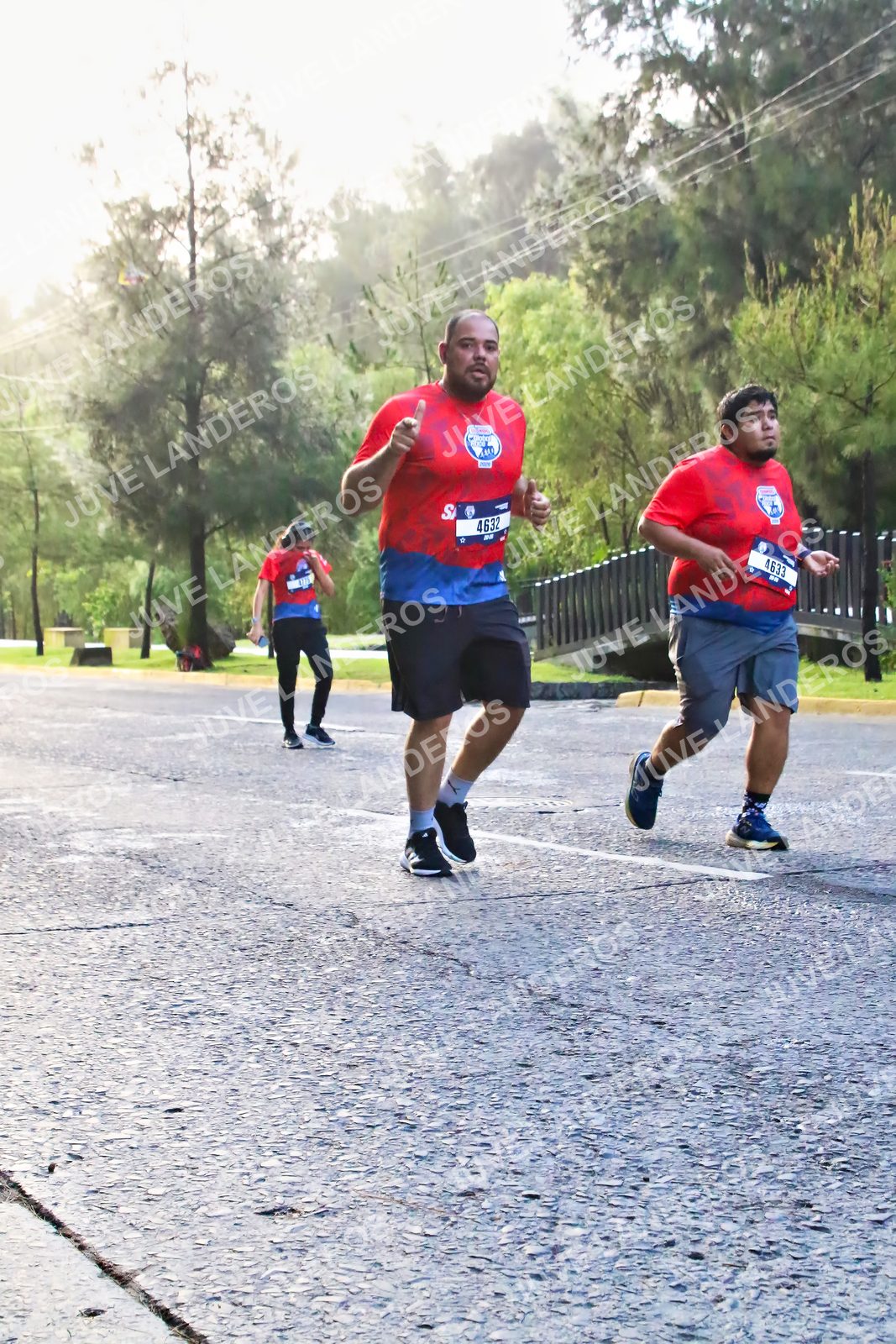 Foto de la CARRERA BIMBO GLOBAL RACE GUADALAJARA en Centro Comercial Andares, Blvd. Puerta de Hierro 4965, Zapopan a las 07:40 · dorsal 4632, 4633