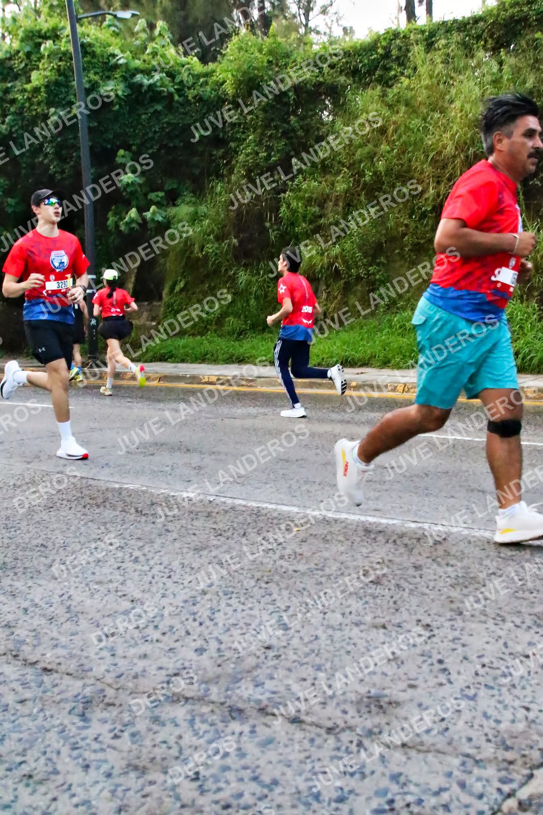 Foto de la CARRERA BIMBO GLOBAL RACE GUADALAJARA en Centro Comercial Andares, Blvd. Puerta de Hierro 4965, Zapopan a las 04:58 · dorsal 3292