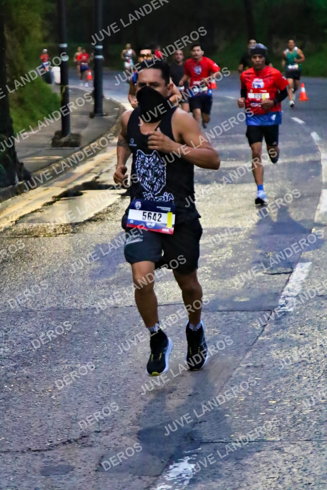 Foto de la CARRERA BIMBO GLOBAL RACE GUADALAJARA en Centro Comercial Andares, Blvd. Puerta de Hierro 4965, Zapopan a las 06:36 · dorsal 5642
