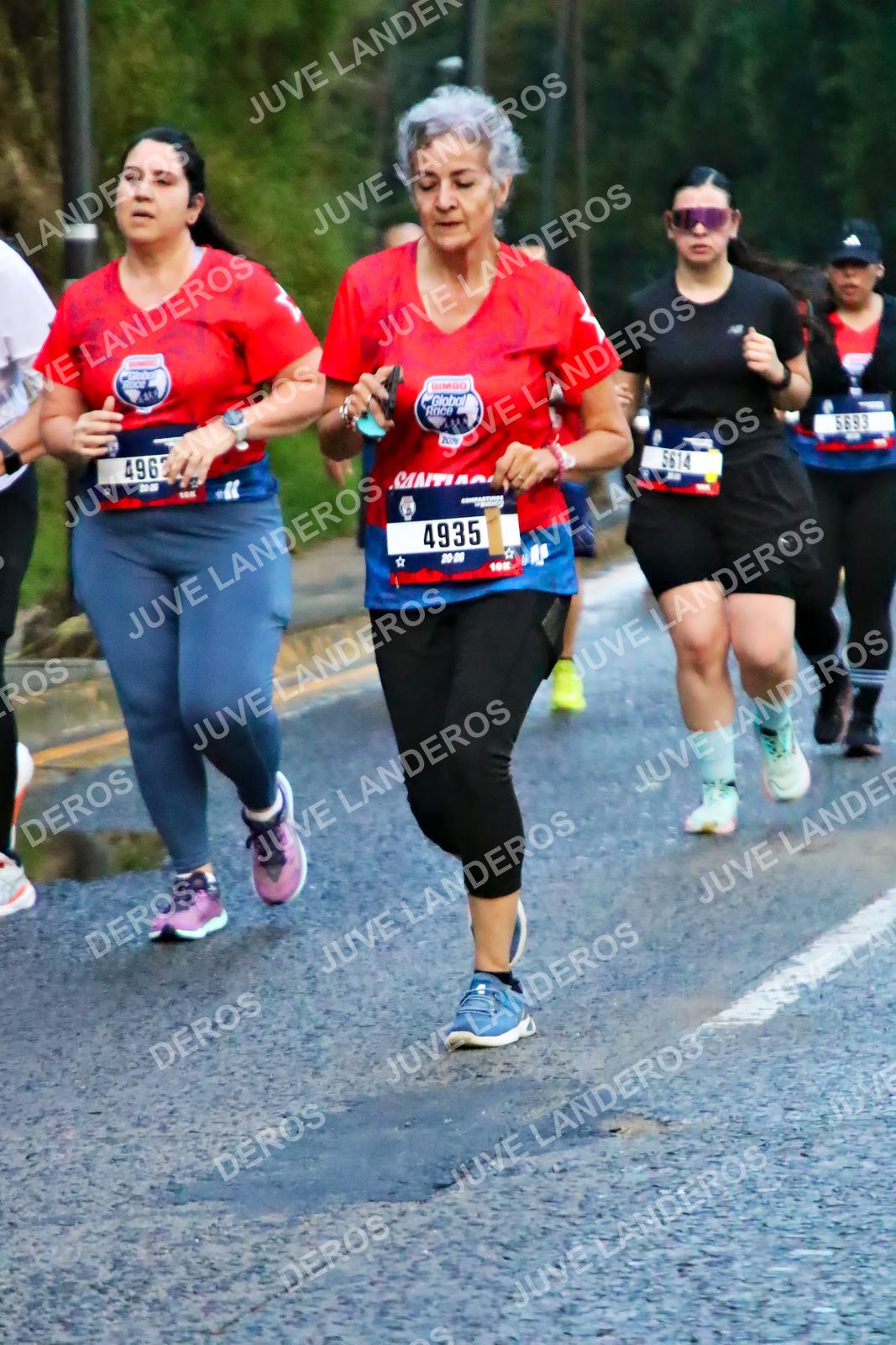 Foto de la CARRERA BIMBO GLOBAL RACE GUADALAJARA en Centro Comercial Andares, Blvd. Puerta de Hierro 4965, Zapopan a las 04:53 · dorsal 4935, 5693, 5614