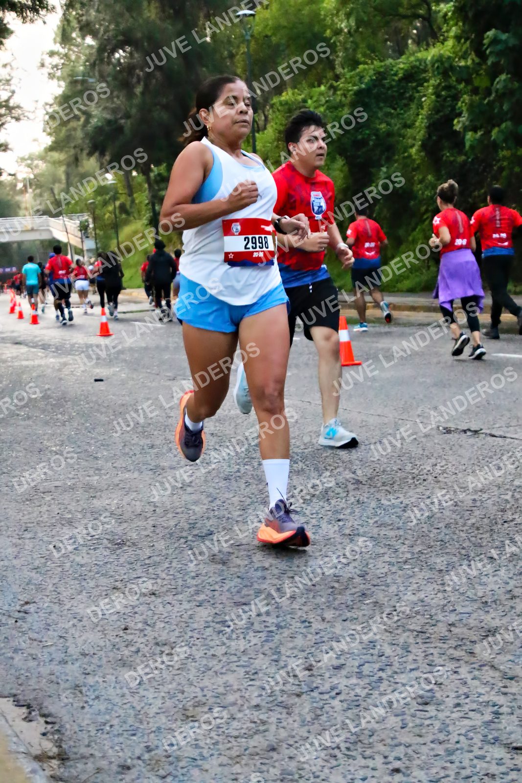 Foto de la CARRERA BIMBO GLOBAL RACE GUADALAJARA en Centro Comercial Andares, Blvd. Puerta de Hierro 4965, Zapopan a las 04:58 · dorsal 2998