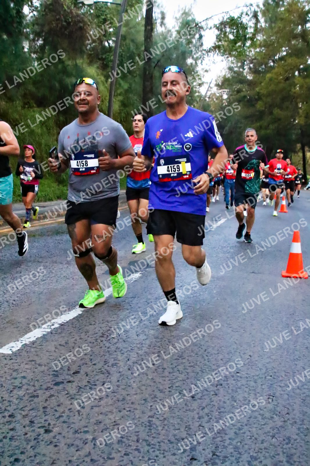 Foto de la CARRERA BIMBO GLOBAL RACE GUADALAJARA en Centro Comercial Andares, Blvd. Puerta de Hierro 4965, Zapopan a las 06:41 · dorsal 4159, 4158, 3504