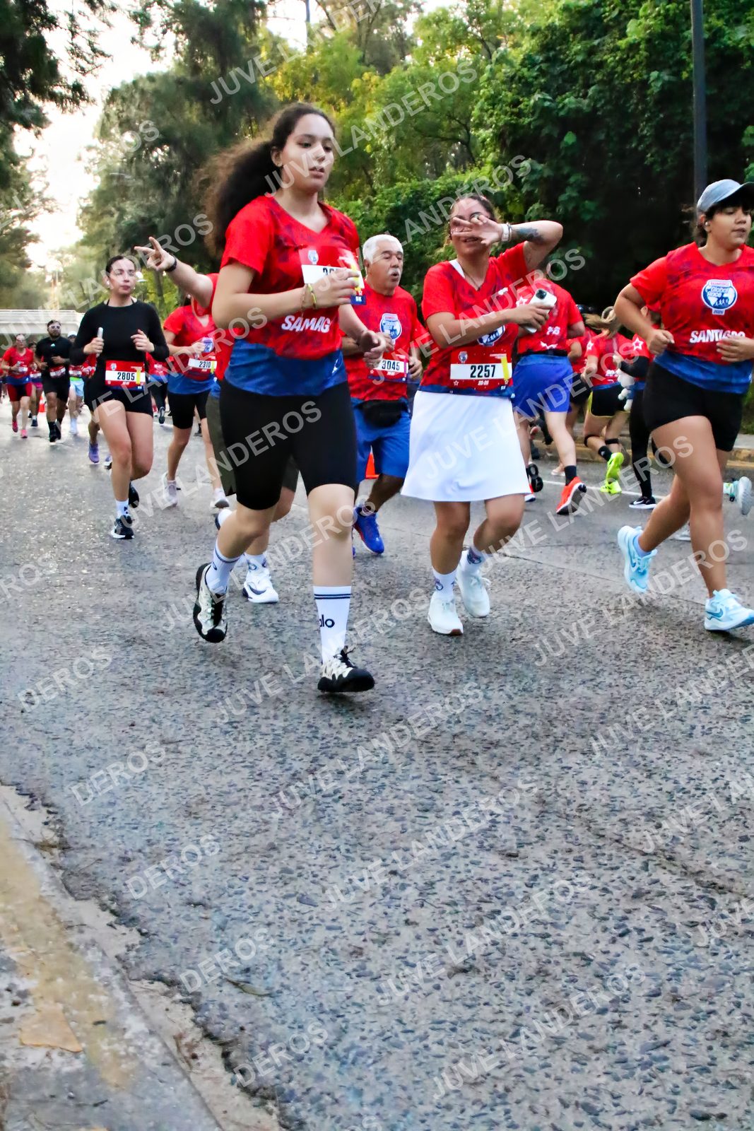 Foto de la CARRERA BIMBO GLOBAL RACE GUADALAJARA en Centro Comercial Andares, Blvd. Puerta de Hierro 4965, Zapopan a las 06:56 · dorsal 2257, 3045, 2805