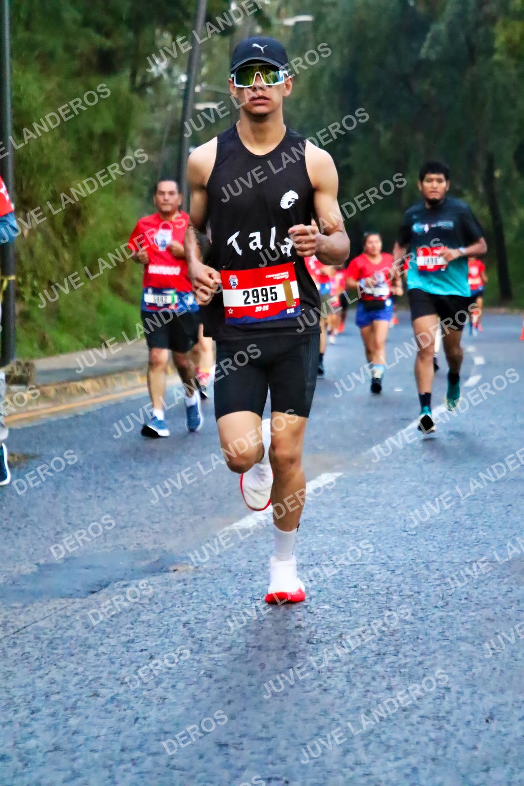 Foto de la CARRERA BIMBO GLOBAL RACE GUADALAJARA en Centro Comercial Andares, Blvd. Puerta de Hierro 4965, Zapopan a las 04:53 · dorsal 2995