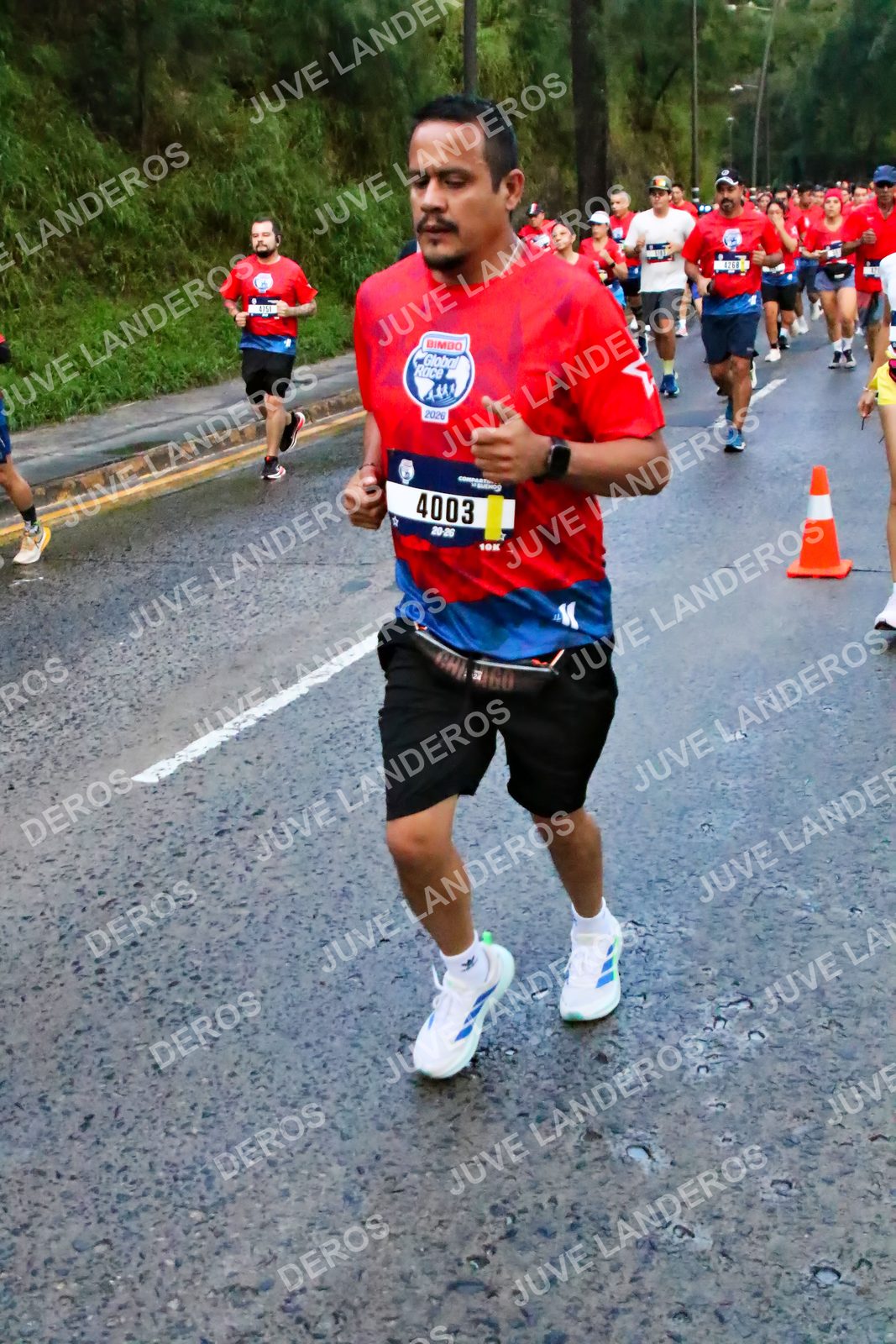 Foto de la CARRERA BIMBO GLOBAL RACE GUADALAJARA en Centro Comercial Andares, Blvd. Puerta de Hierro 4965, Zapopan a las 04:48 · dorsal 4003
