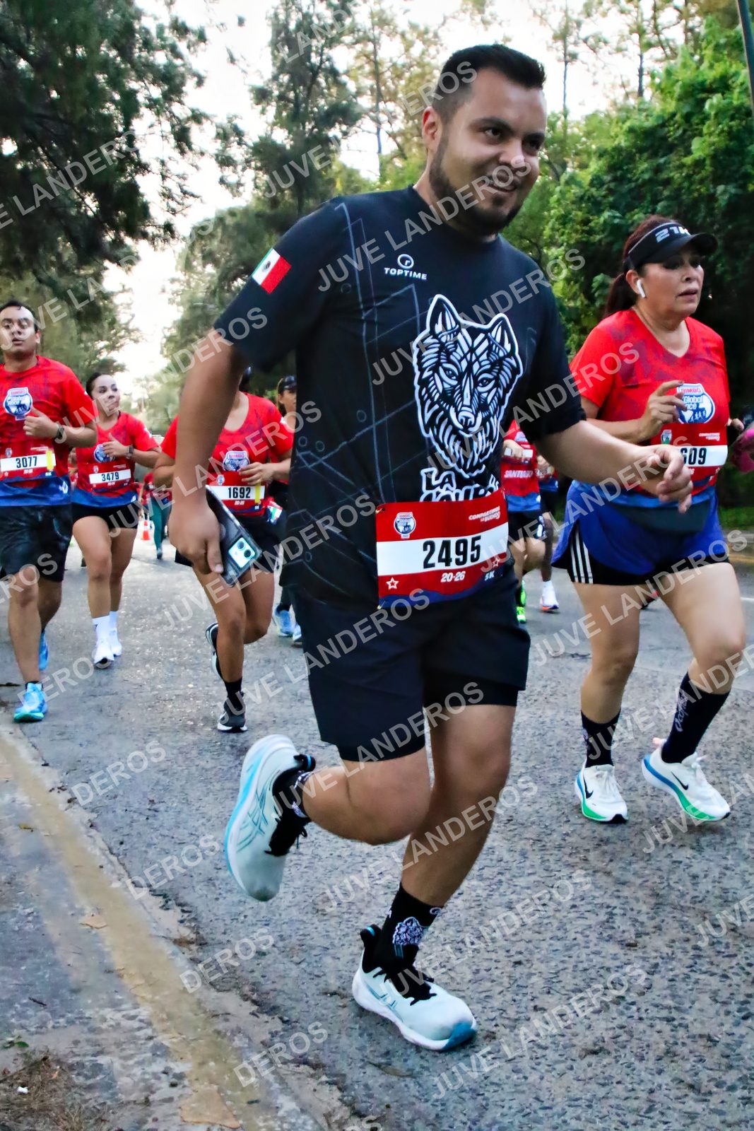 Foto de la CARRERA BIMBO GLOBAL RACE GUADALAJARA en Centro Comercial Andares, Blvd. Puerta de Hierro 4965, Zapopan a las 06:55 · dorsal 2495, 1692, 609, 3077